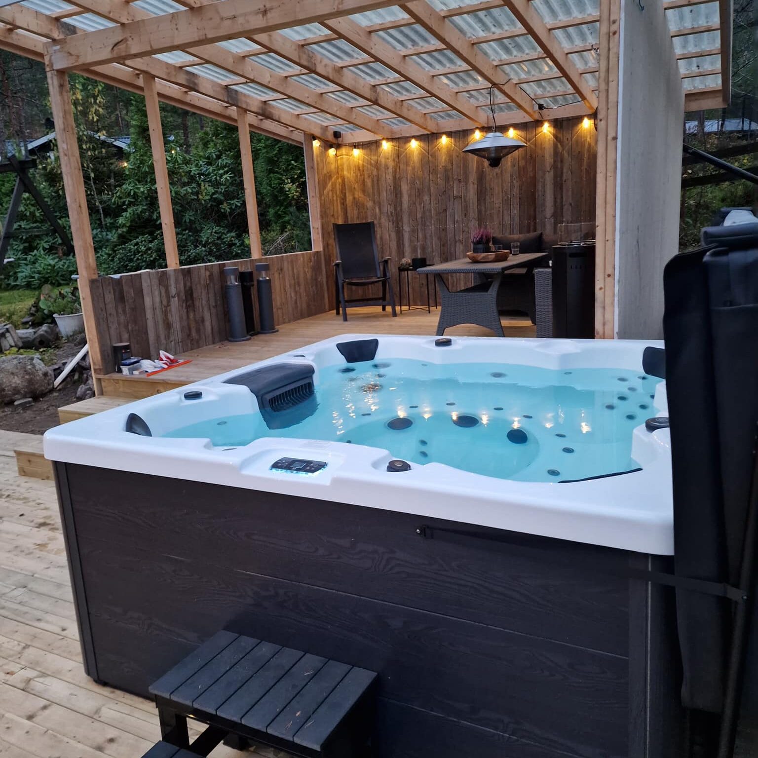 Ekskluzywne jacuzzi ogrodowe na tarasie - Kallan