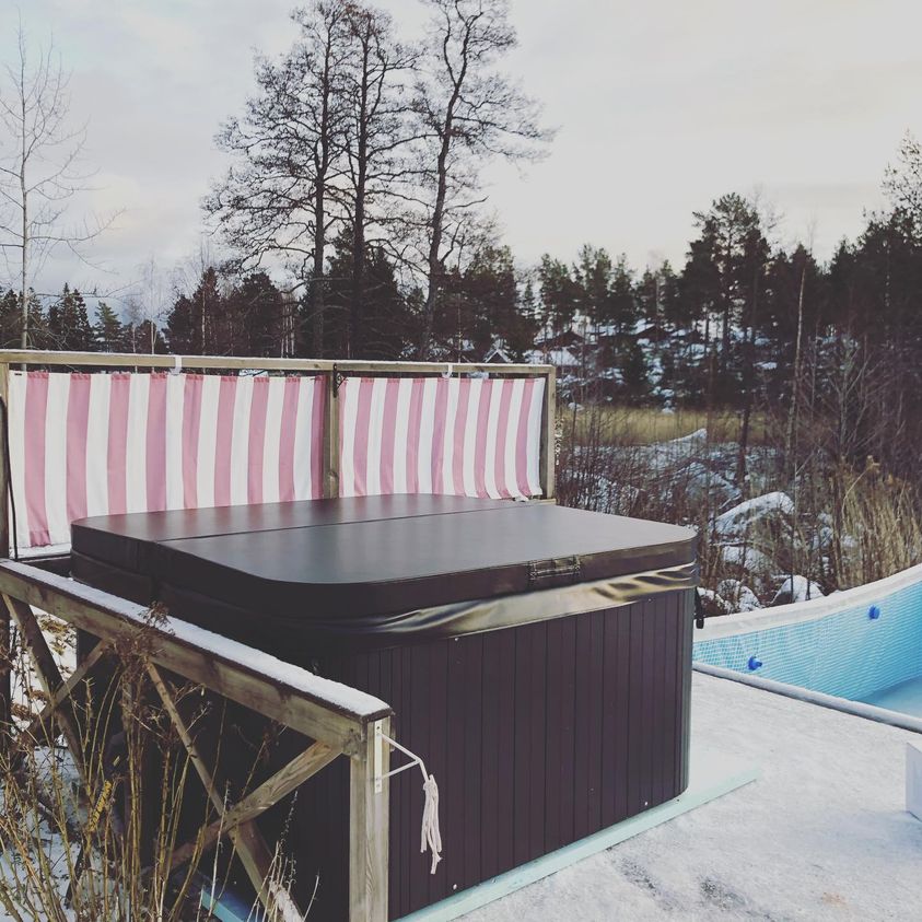 Czarne jacuzzi w ogrodzie zimą