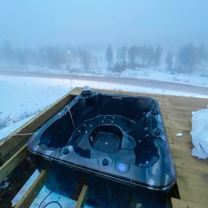 montaż jacuzzi ogrodowego SAREK w tarasie
