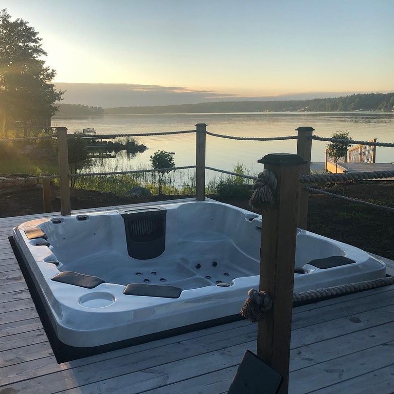 Spa ogrodowe z jacuzzi w tarasie