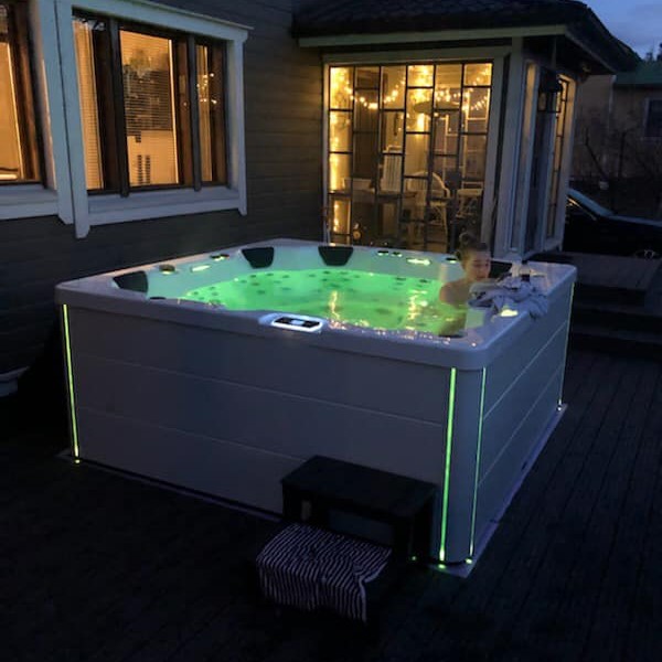 Podświetlane jacuzzi ogrodowe duże