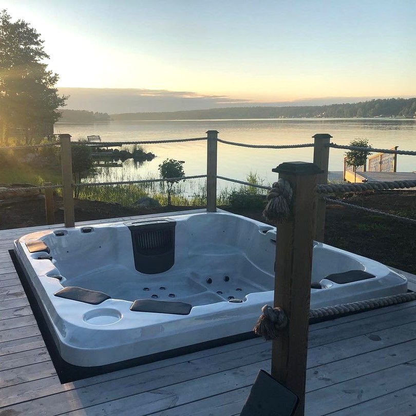 Duże jacuzzi ogrodowe zatopione w taras