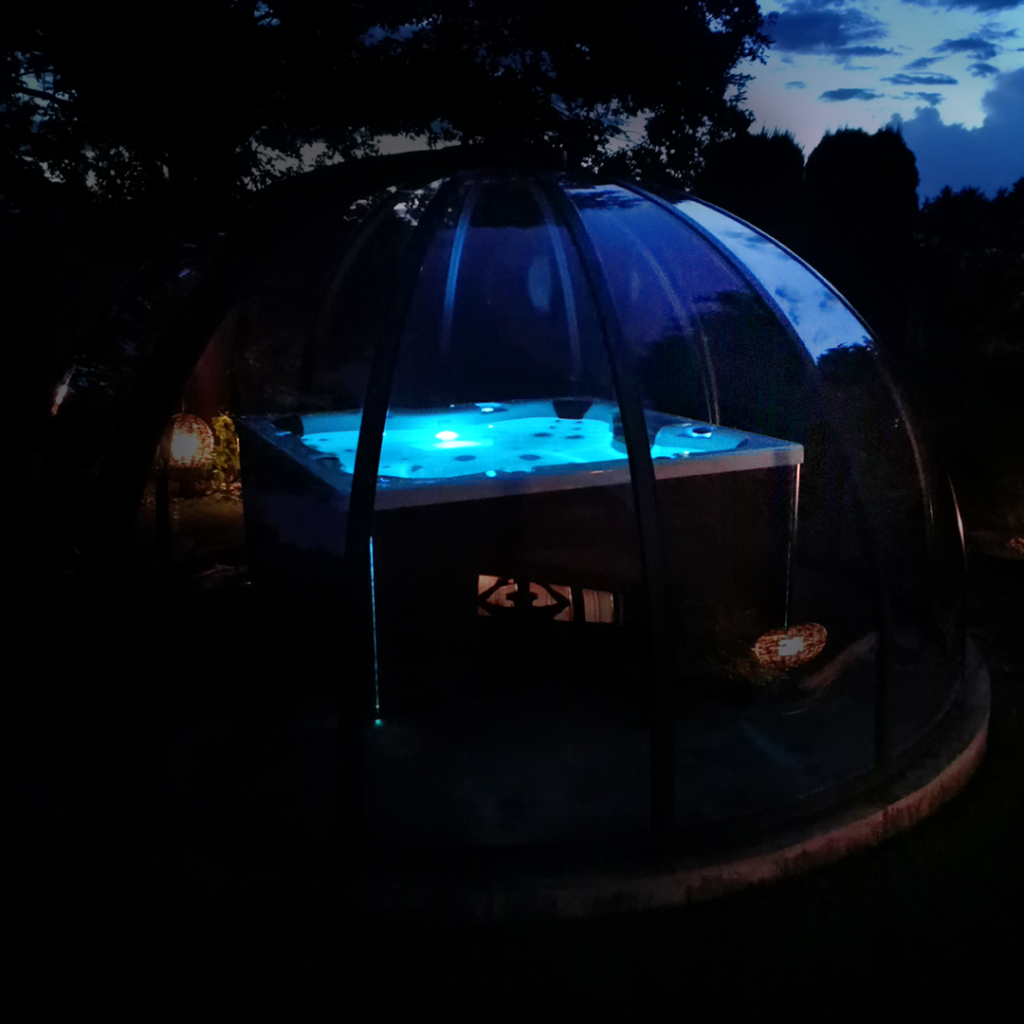 Jacuzzi w altanie o zmroku