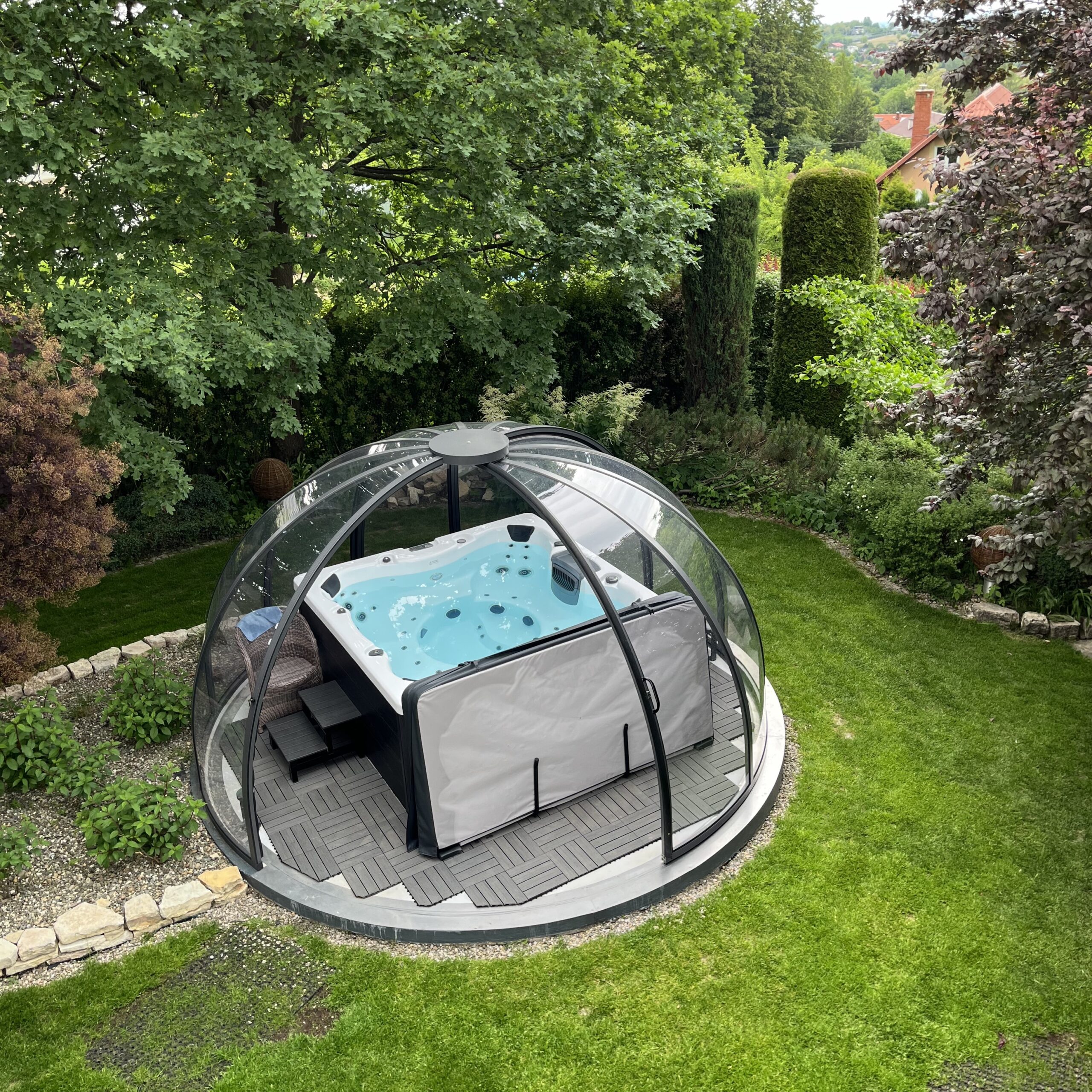 Altana z jacuzzi w ogrodzie