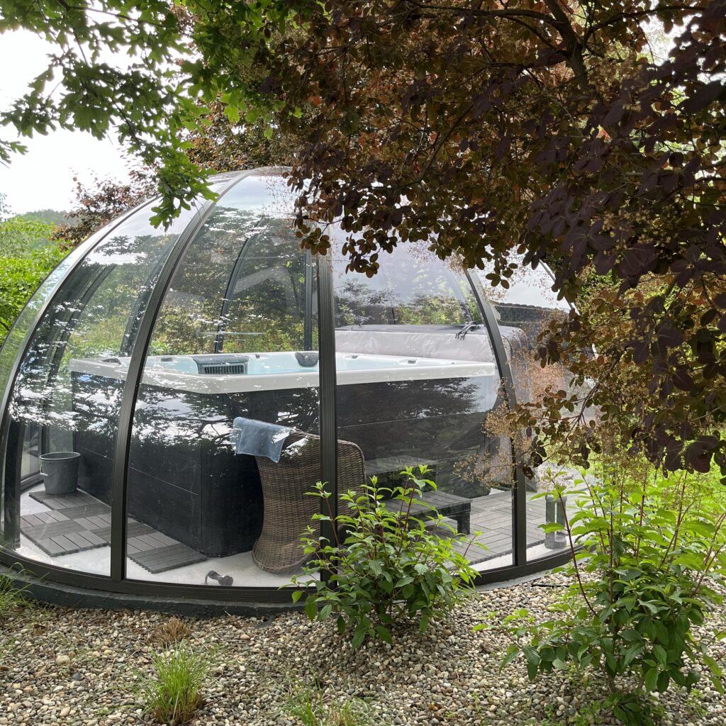 Altana z jacuzzi w klimatycznym ogrodzie