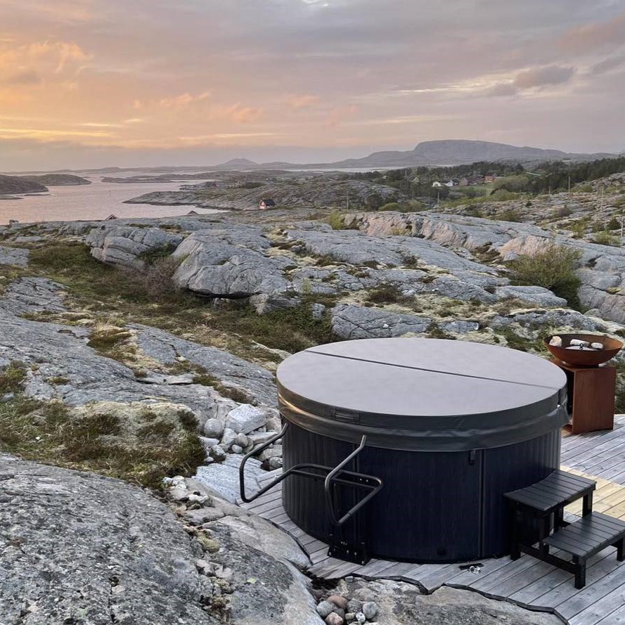 jacuzzi w ogrodzie aranżacje - jacuzzi z widokiem na morze