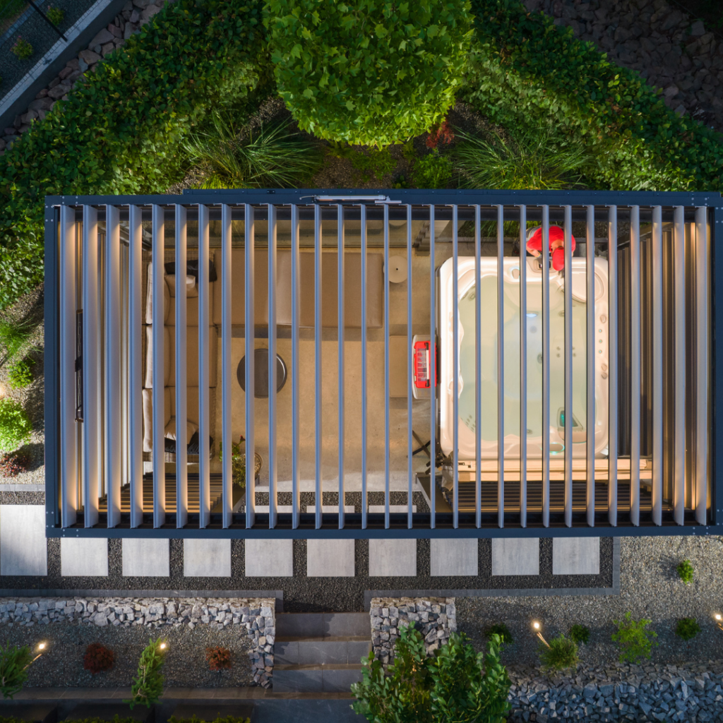 jacuzzi w ogrodzie aranżacje - klimatyczna altana