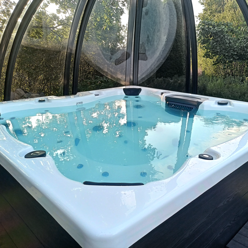 aranżacja jacuzzi w ogrodzie - jacuzzi pod zadaszeniem