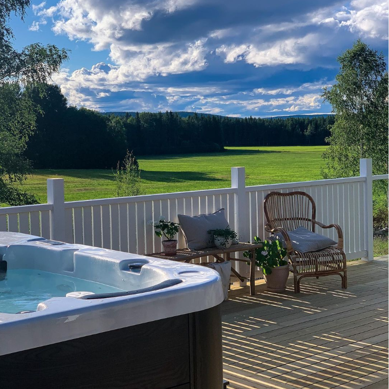 jacuzzi w ogrodzie aranżacje - jacuzzi z imponującym widokiem