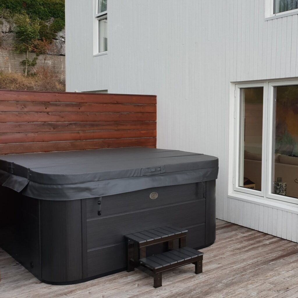 Jacuzzi wolnostojące na drewnianym tarasie