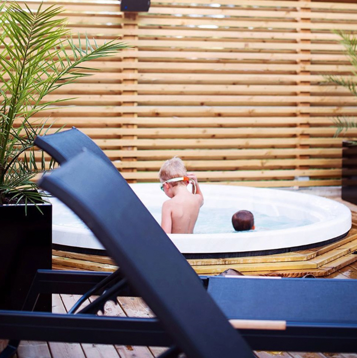 jacuzzi ogrodowe wkopane w taras