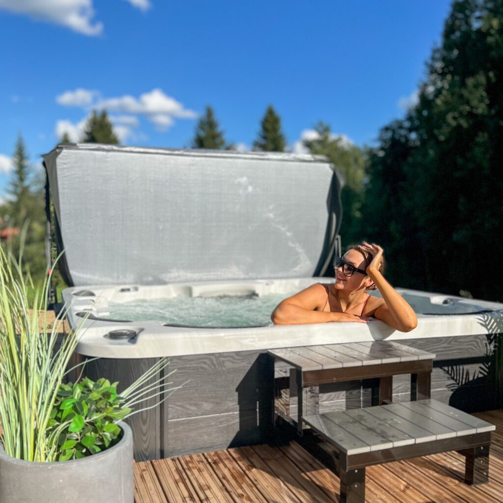 Jacuzzi ogrodowe w ziemi - ogród
