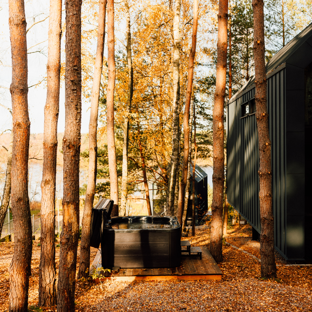 Jacuzzi wolnostojące w lesie