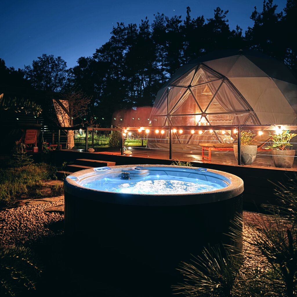 wanna zewnętrzna z hydromasażem w glampingu