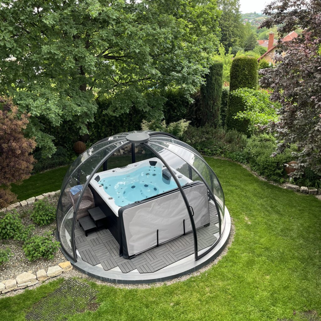 Jak dbać o wodę w jacuzzi ogrodowym - jacuzzi pod kopułą