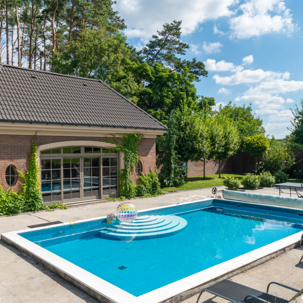 basen czy jacuzzi w przydomowym ogrodzie