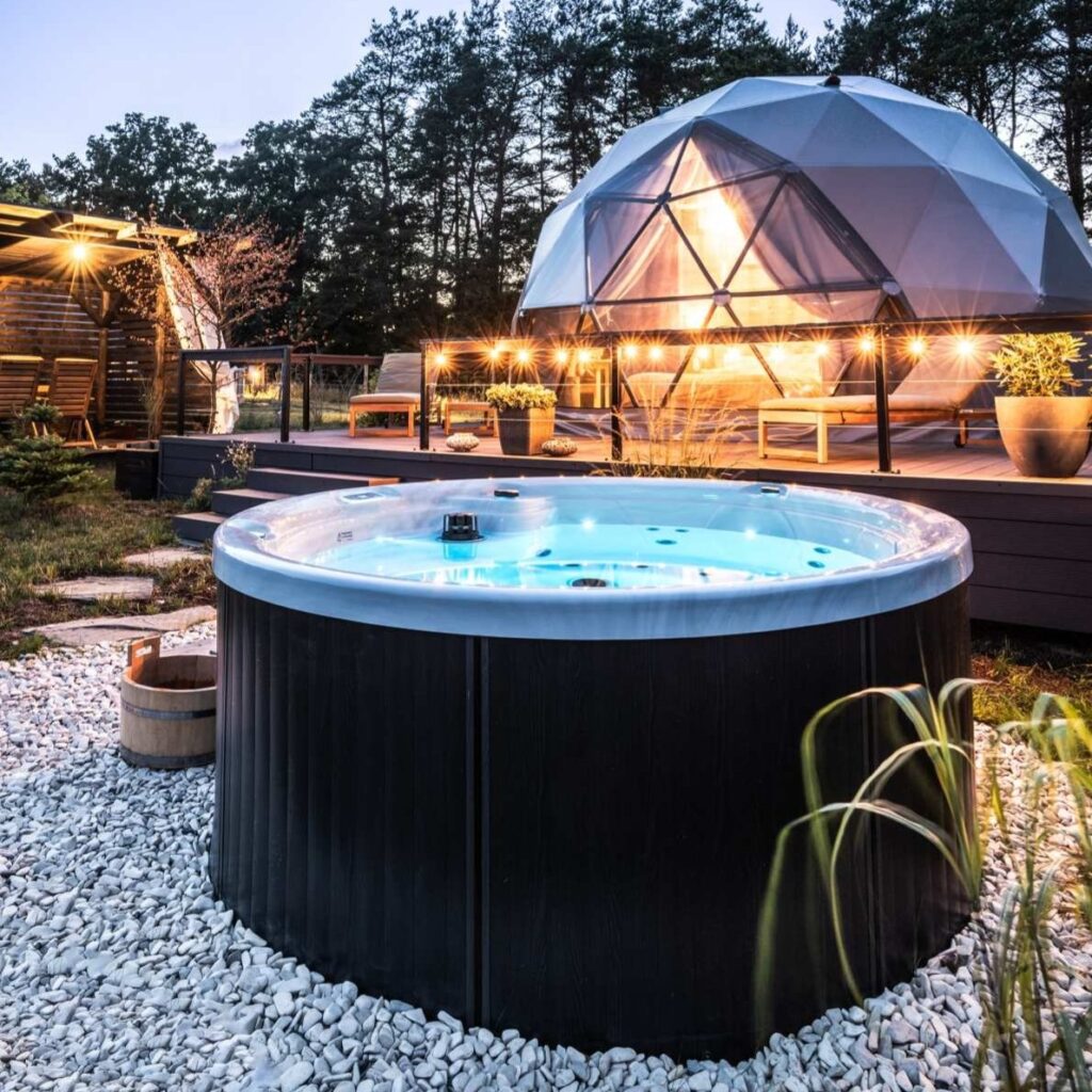 Jacuzzi ogrodowe czy basen -  strefa SPA w ogrodzie
