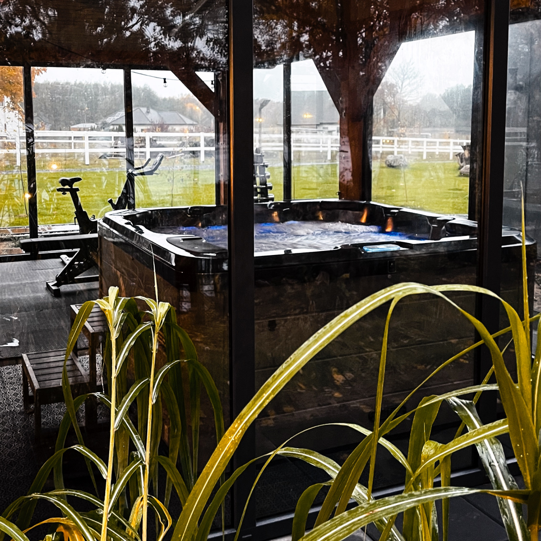 Domowe jacuzzi w przeszklonym pomieszczeniu