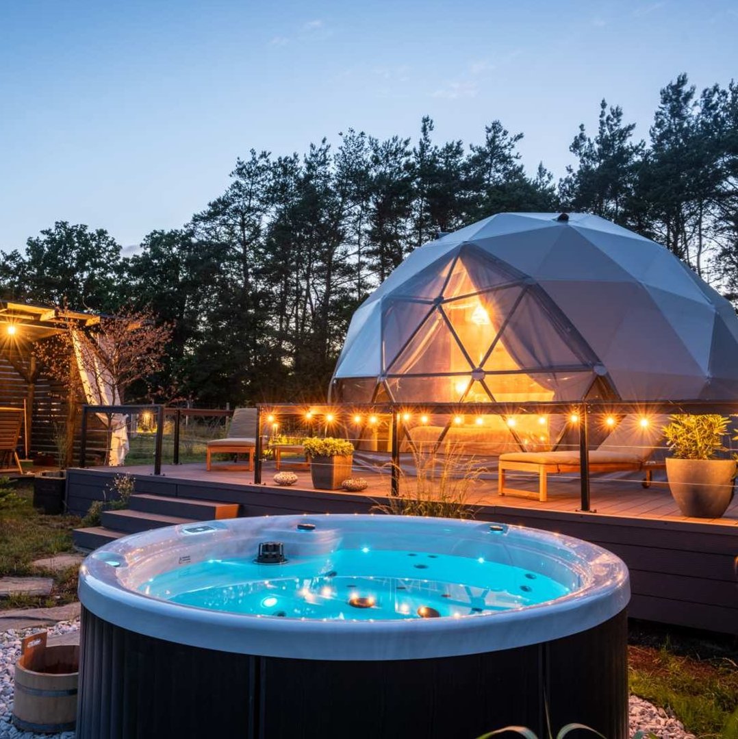 Okrągłą wanna z hydromasażem w ośrodku glampingowym