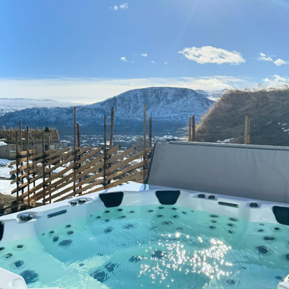 Jacuzzi ogrodowe podgrzewane z widokiem na ośnieżone g&oacute;ry