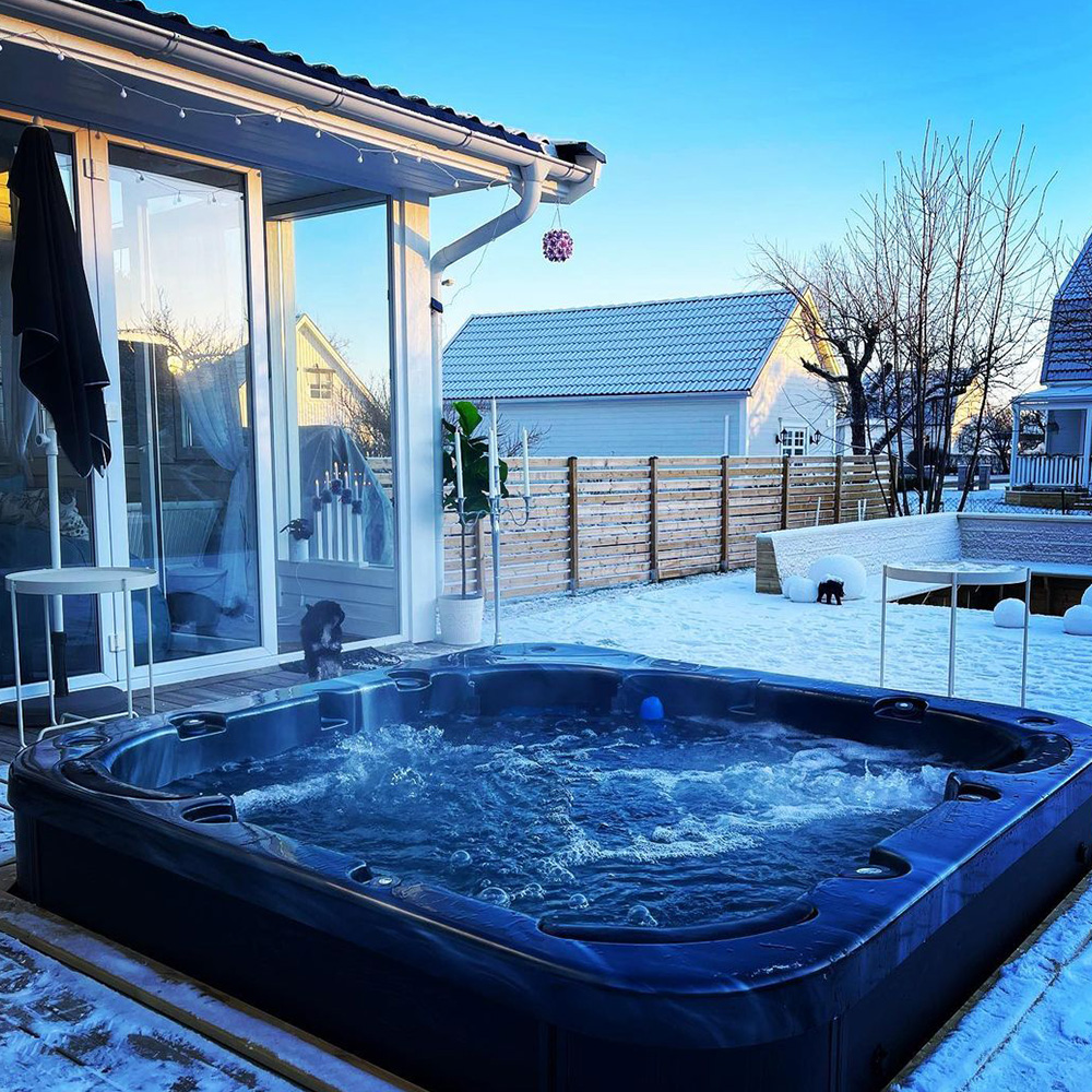 Jacuzzi ogrodowe podgrzewane wtopione w taras zimą