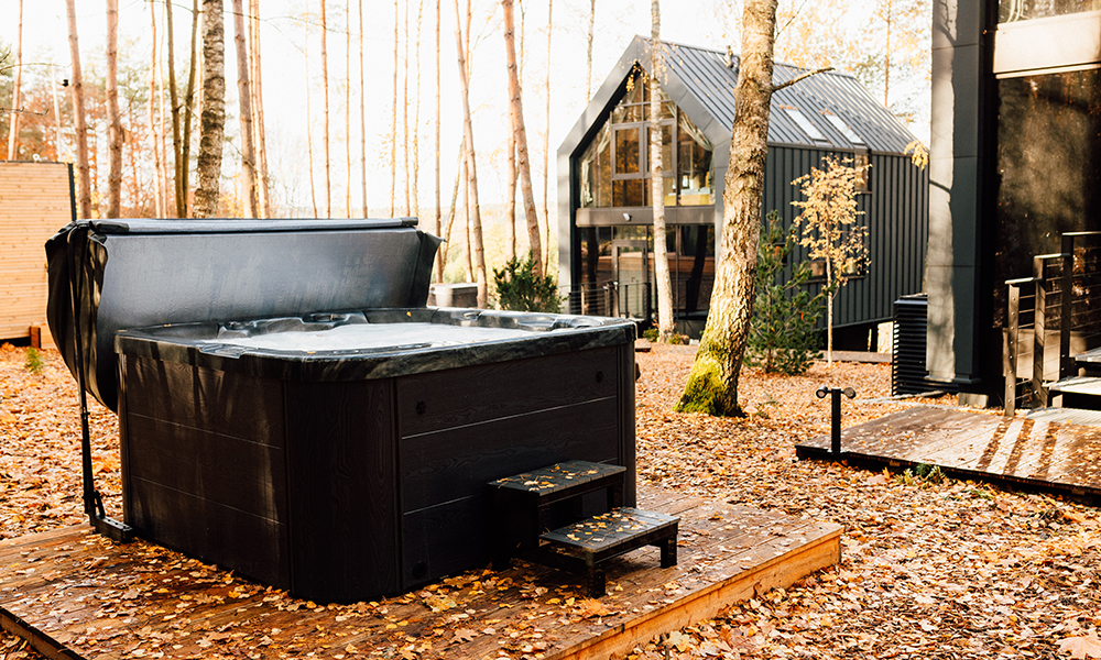 Jesień w ośrodku wypoczynkowym z jacuzzi podgrzewanym