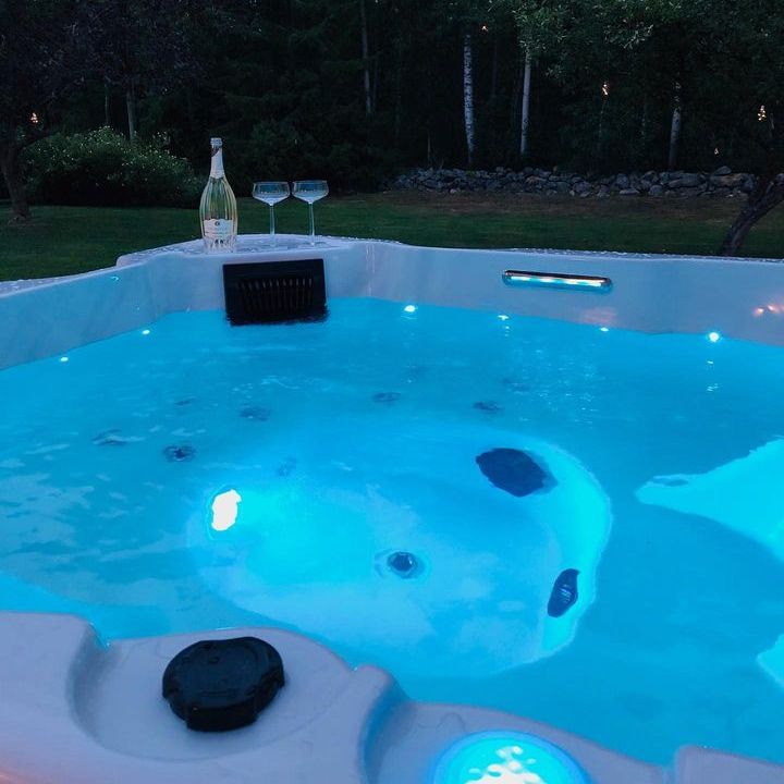 Jacuzzi ogrodowe z podwodnym oświetleniem