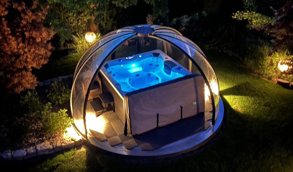 Szwedzkie jacuzzi ogrodowe podświetlane na niebiesko