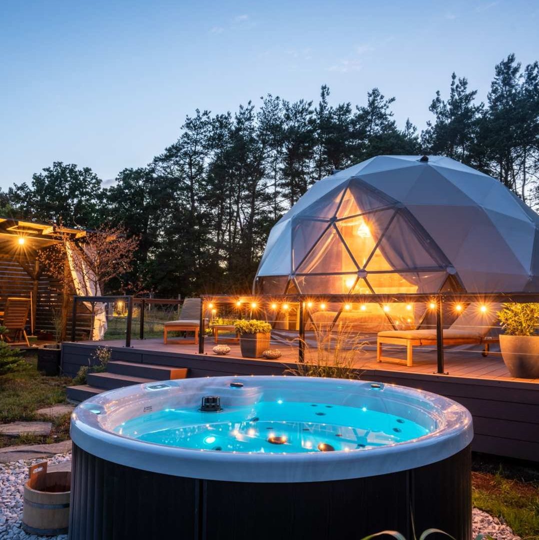 Okrągłe jacuzzi ogrodowe podświetlane glamping