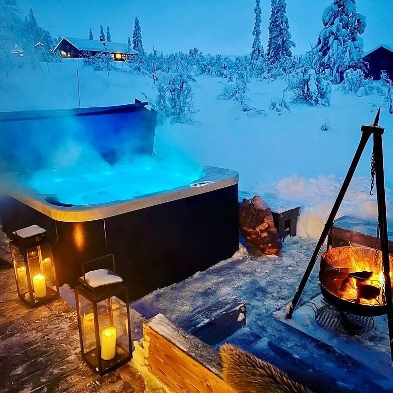 Jacuzzi podświetlane na niebiesko zimą