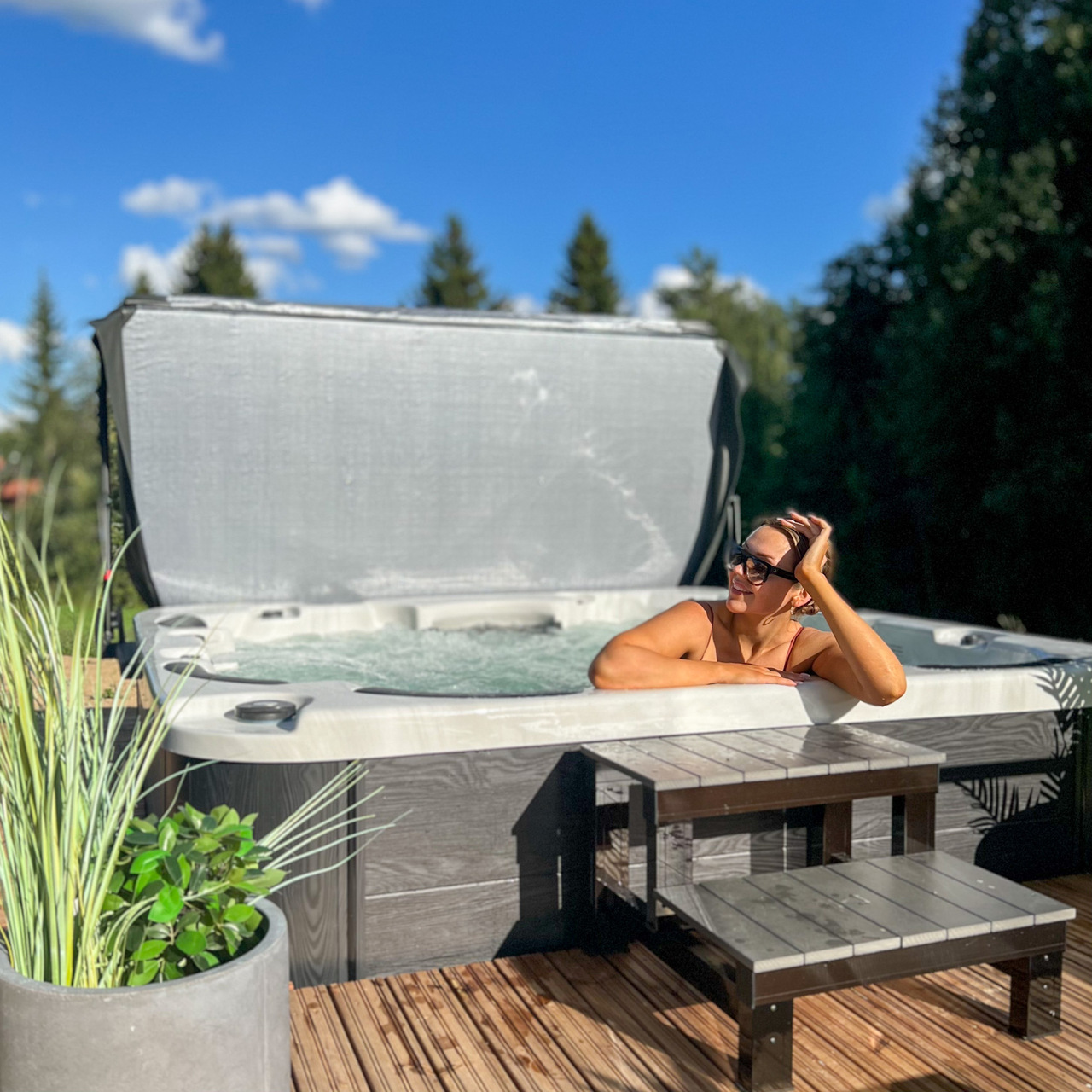 Kobieta w jacuzzi ogrodowym raty 0%